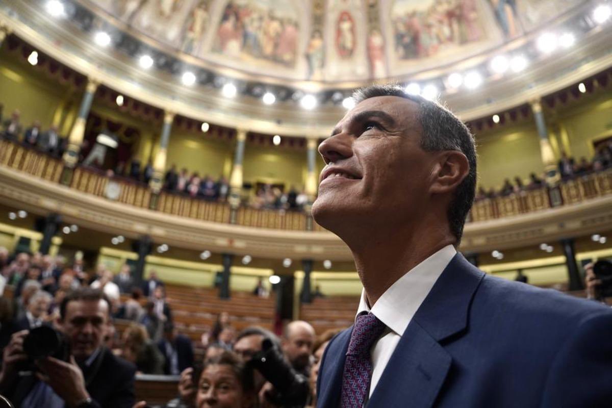 wallstwolverine's tweet photo. Moncloa licita un servicio de alertas por 32.400€ para saber cuándo los medios hablan sobre Pedro Sánchez. https://t.co/uXJQQdDK0P