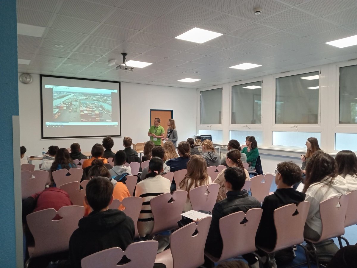 Lycee_Monnet's tweet photo. Rencontre de nos élèves de 4ème hier matin avec les entreprises du port de Strasbourg. Une autre façon de concevoir et de formaliser l'information à l'orientation.
Merci à tous pour ces moments d'échanges et à très vite pour la suite au collège et au lycée Jean Monnet. https://t.co/uSYW0IagKT