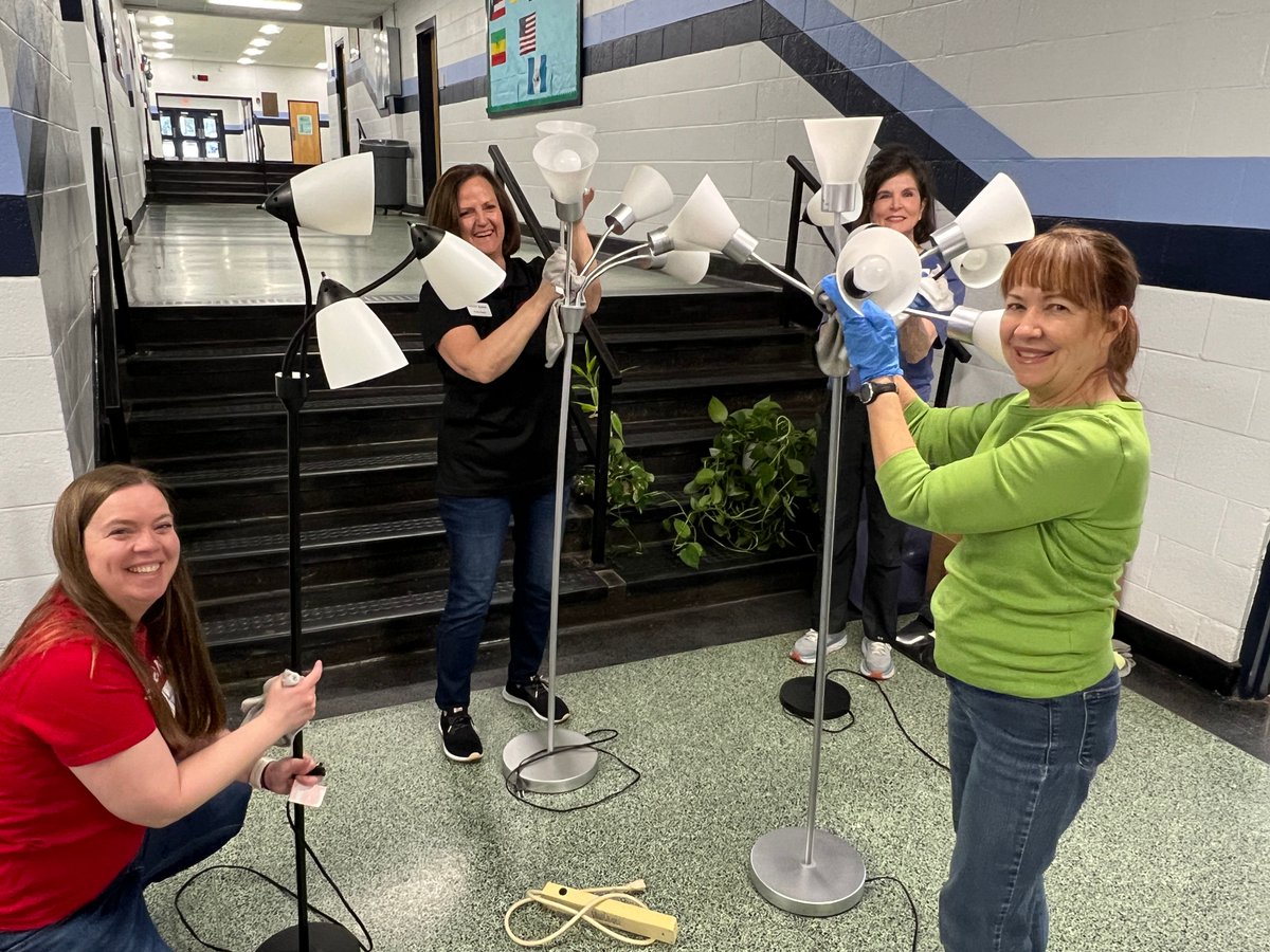 A huge shoutout to the amazing volunteers from Retire United who dedicated over 60 hours to revitalize the Resource Room at Enka Middle School! Witnessing their hard work firsthand was truly inspiring.
Find out how you can lend a hand at buff.ly/2Z7Qror .