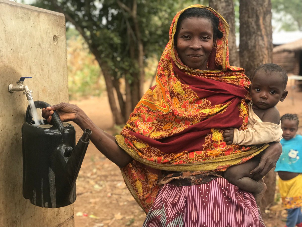 165.000 pessoas em Montepuez, #Moçambique, terão acesso à água potável 💧 até ao fim de 2026.
Isto devido a um projeto de expansão e reabilitação do sistema urbano de água que o <a href="/CICV/">Claudio Caceres</a> implementará com o apoio de <a href="/AFD_France/">Agence Française de #Développement (AFD) 🇫🇷 🇪🇺</a> e <a href="/eu_echo/">EU Civil Protection & Humanitarian Aid 🇪🇺</a>.

Tenho o prazer de assinar este acordo hoje.