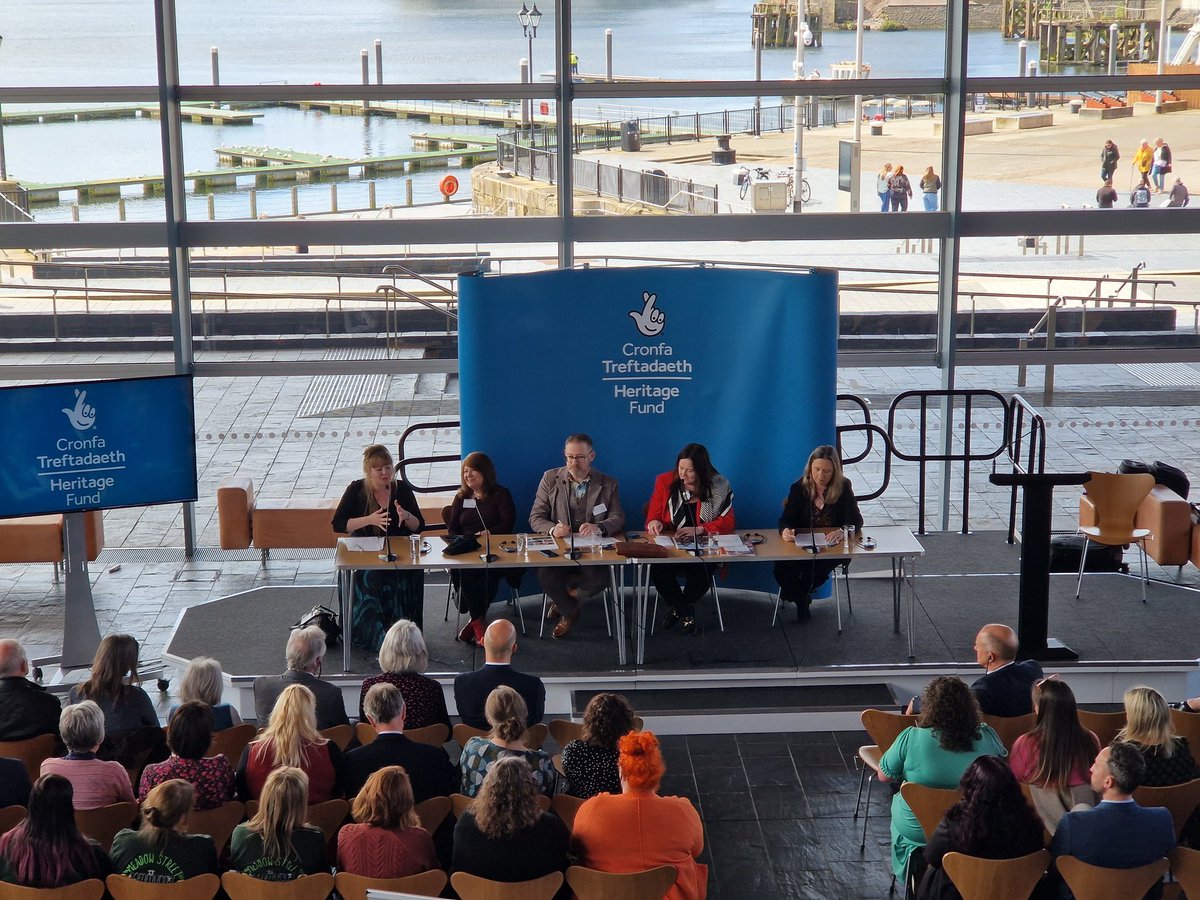 🎤 And the panel discussion is underway! 🗣 Bant a ni gyda'r trafodaeth!