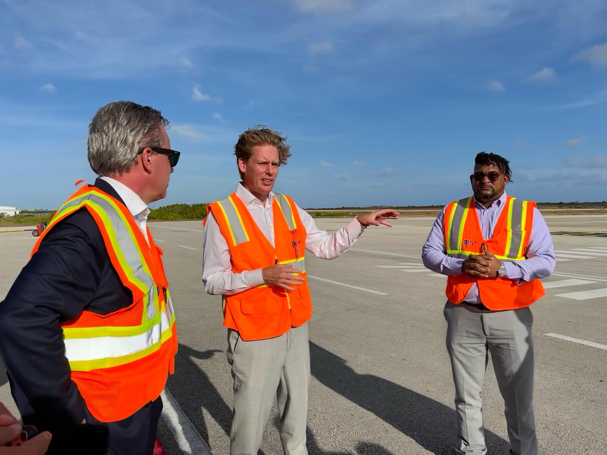 Minister @markharbers is deze week op Bonaire voor overleg met het Caribisch deel van ons Koninkrijk. Vandaag spreekt hij over de gemeenschappelijke belangen en uitdagingen op het gebied van luchtvaart en maritieme zaken. Gisteren bekeek de minister de haven en de airport. ✈️🏝️