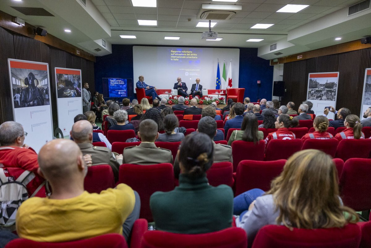 📌Il ruolo chiave dei Rapporti Volontari sull'attuazione del #DirittoInternazionaleUmanitario. L'analisi del Prof. Giulio Bartolini, Coordinatore del Comitato scientifico DIU della Croce Rossa Italiana. Leggi la news 👉 bit.ly/3U1tCOp