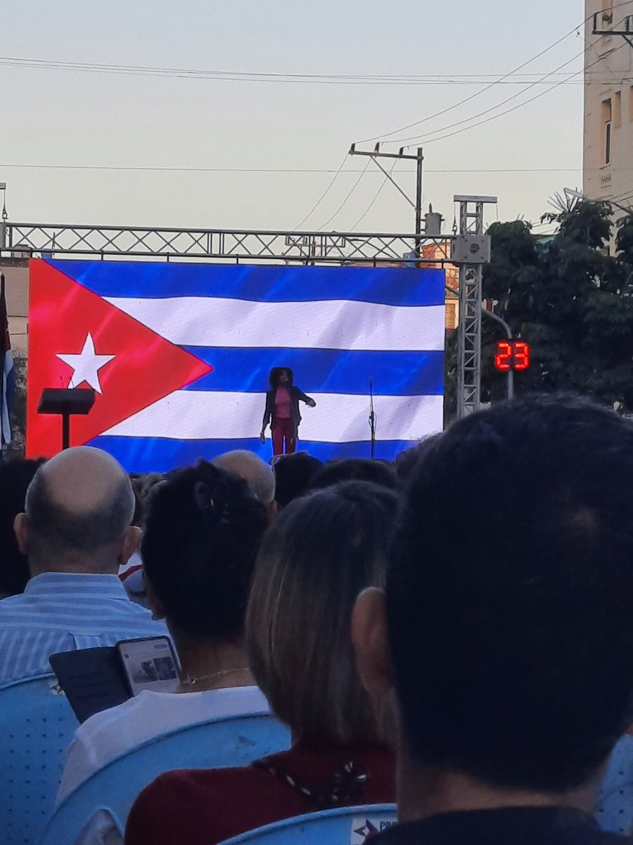 'Cuando no se olvida que no hay Libertad regalada, sino tallada Sobre el mármol y la piedra.... De luces se llenó el cielo de esta tierra insurrecta....' SOMOS #IslaRebelde y así fue nuestra primera victoria 🇨🇺🌴. #UnidosXCuba.