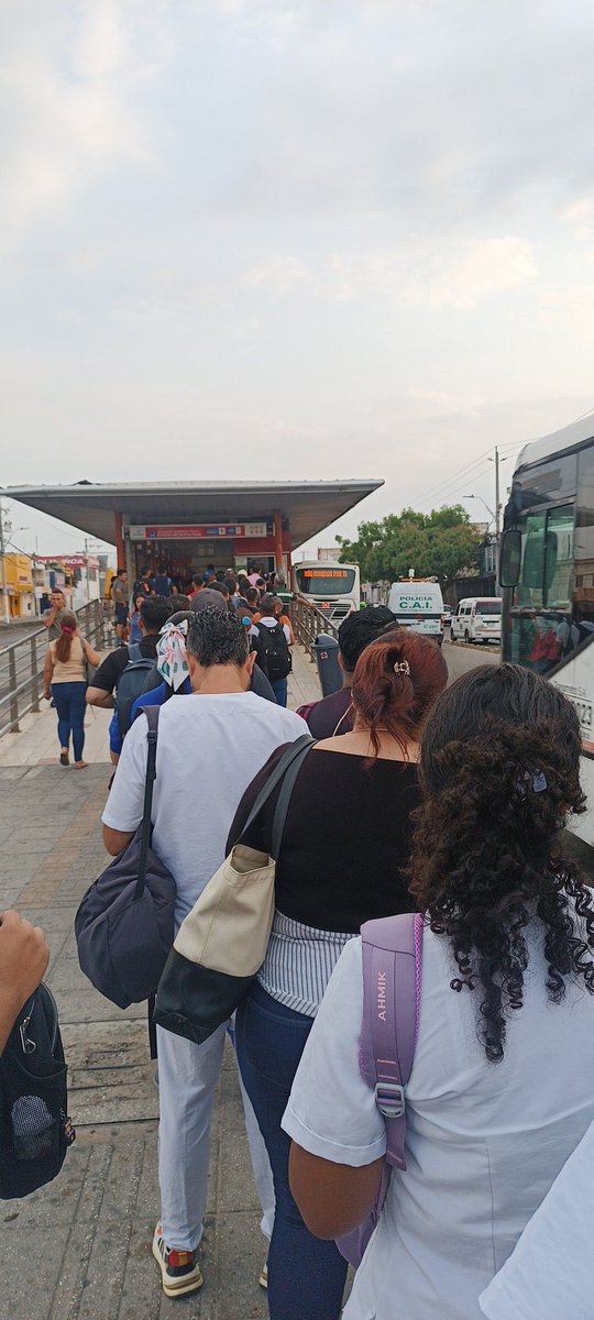 Huguiitoramirez's tweet photo. @transmetrobaq Estación de metrocentro todos los días a reventar solo para poder recargar ya que hay una sola persona atendiendo. La recarga en la maquina inteligente no funciona hace meses, no hay solución a nada. https://t.co/3acHAE9UiQ