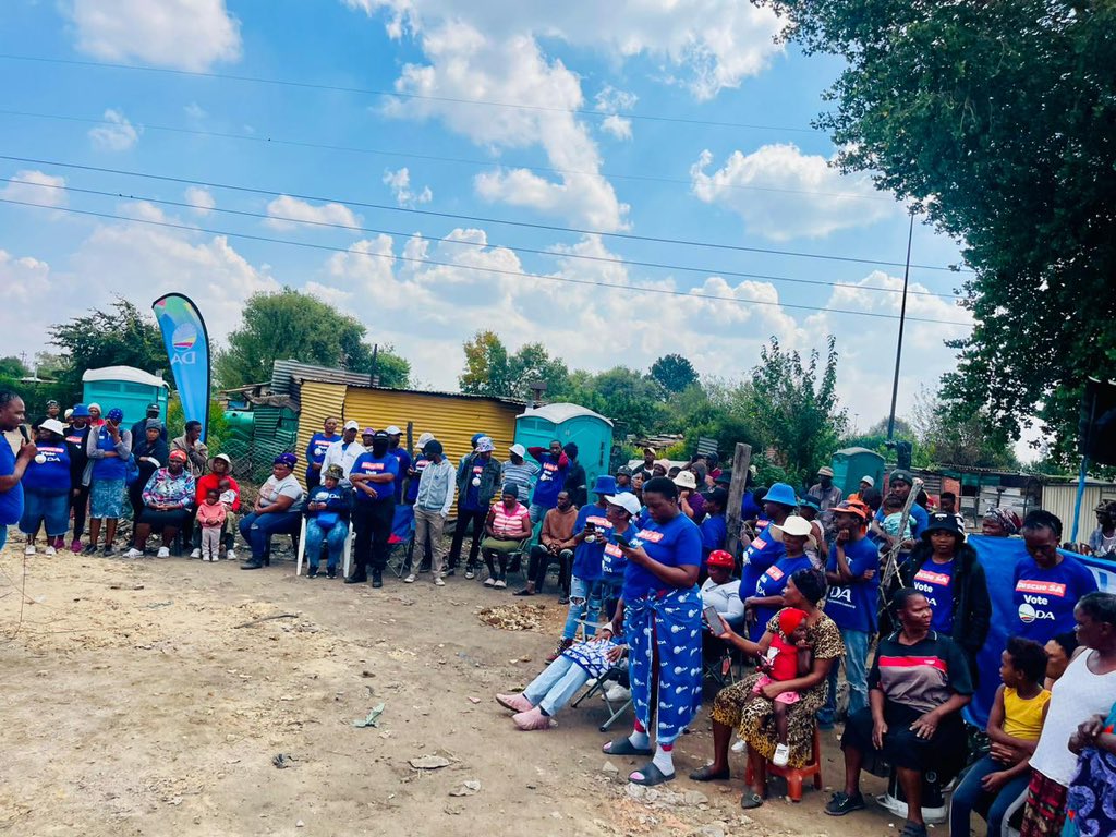 🔵 The DA Gauteng Premier Candidate, Solly Msimanga is on the ground in Bophelong at the Joko Tea Informal Settlement.

Every single day we’re taking our Manifesto, and our pledges to every corner of Gauteng. 🇿🇦

On 29 May, #VoteDA to #RescueSA 
#SollyforPremier