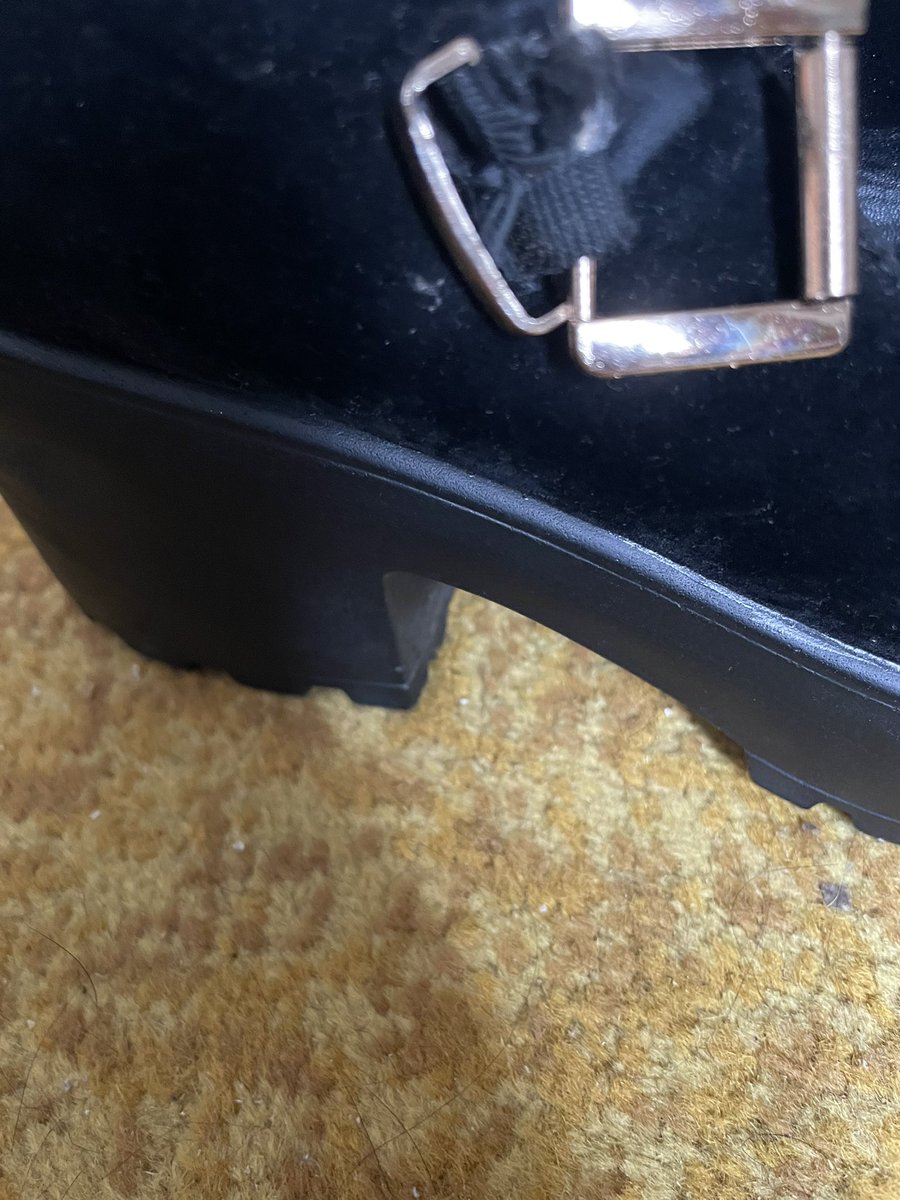 #NewMalden #WorcesterPark Anyone know any Shoe Repair places that would replace the Buckles on these shoes. As per second pic the buckle & the strap that holds it both need to be repaired & replaced ?
