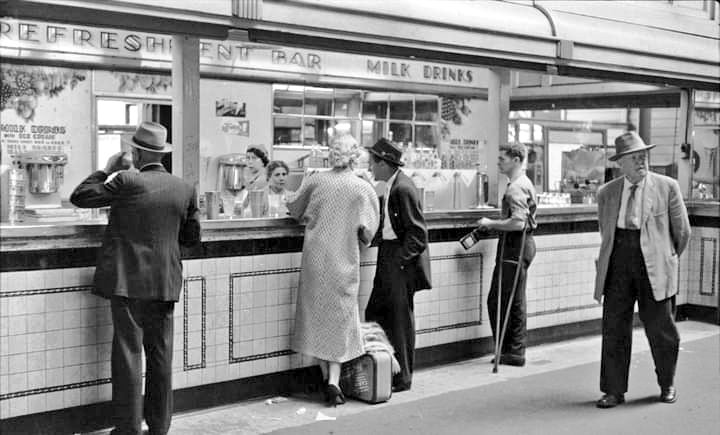 Refreshments stand at Sydney Central railway concourse 1958.

Pic: SLNSW