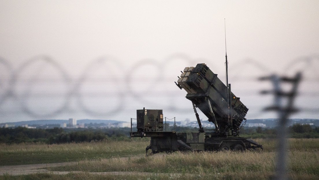 EurekaNews10's tweet photo. 🇺🇸🇬🇧🇺🇦 EE.UU. y el Reino Unido no ayudarán a Ucrania a interceptar los misiles y drones rusos

Ambas potencias se posicionaron al respecto tras preguntas de periodistas, luego de que las fuerzas estadounidenses y británicas derribaran drones y misiles lazados por Irán contra Israel.

Las tropas estadounidenses no van a ayudar al Ejército ucraniano a derribar drones y misiles rusos sobre Ucrania como lo hicieron para Israel durante el ataque iraní del pasado sábado, declaró el asesor de comunicaciones del Consejo de Seguridad de la Casa Blanca, John Kirby. 

En medio de que el Pentágono anunció que las fuerzas estadounidenses habían interceptado "decenas" de misiles y drones lanzados contra territorio israelí, durante una rueda de prensa este lunes, Kirby fue preguntado por qué EE.UU. no puede hacer lo mismo a favor del régimen de Kiev.

"Diferentes conflictos, diferente espacio aéreo, diferente panorama de amenazas. El presidente [Joe Biden] ha sido claro desde el inicio del conflicto en Ucrania en que EE.UU. no va a participar en este conflicto en un papel de combate", respondió.

"Peligro de escalada"
Previamente el mismo día, David Cameron, ministro de Exteriores del Reino Unido, cuyos cazas derribaron varios drones iraníes, también se pronunció sobre el tema. Preguntado por qué la aviación británica no puede derribar drones sobre Ucrania, dijo que se trata de una "pregunta interesante".

Al mismo tiempo, subrayando que el Reino Unido "ha hecho más que ningún otro país individualmente para ayudar a los ucranianos", señaló que hay que evitar una confrontación directa entre las fuerzas de la OTAN y las de Rusia. "Si se quiere evitar una escalada en términos de una guerra europea más amplia, creo que lo que se debe evitar es que las tropas de la OTAN se enfrenten directamente a las tropas rusas. Eso sería un peligro de escalada", explicó.

*Resumen: Zelenski, eres mas inútil que un botijo sin agujero
Los Ucranianos solo sois unos "medio rusos" cuya única utilidad es morir para joder a Rusia
A ver si te crees que nos vamos a arriesgar a que nos partan la cara por vosotros...
Otra cosa es el ama sionista, ese manda, esa tiene dinero y es la niña bonita anglosajona