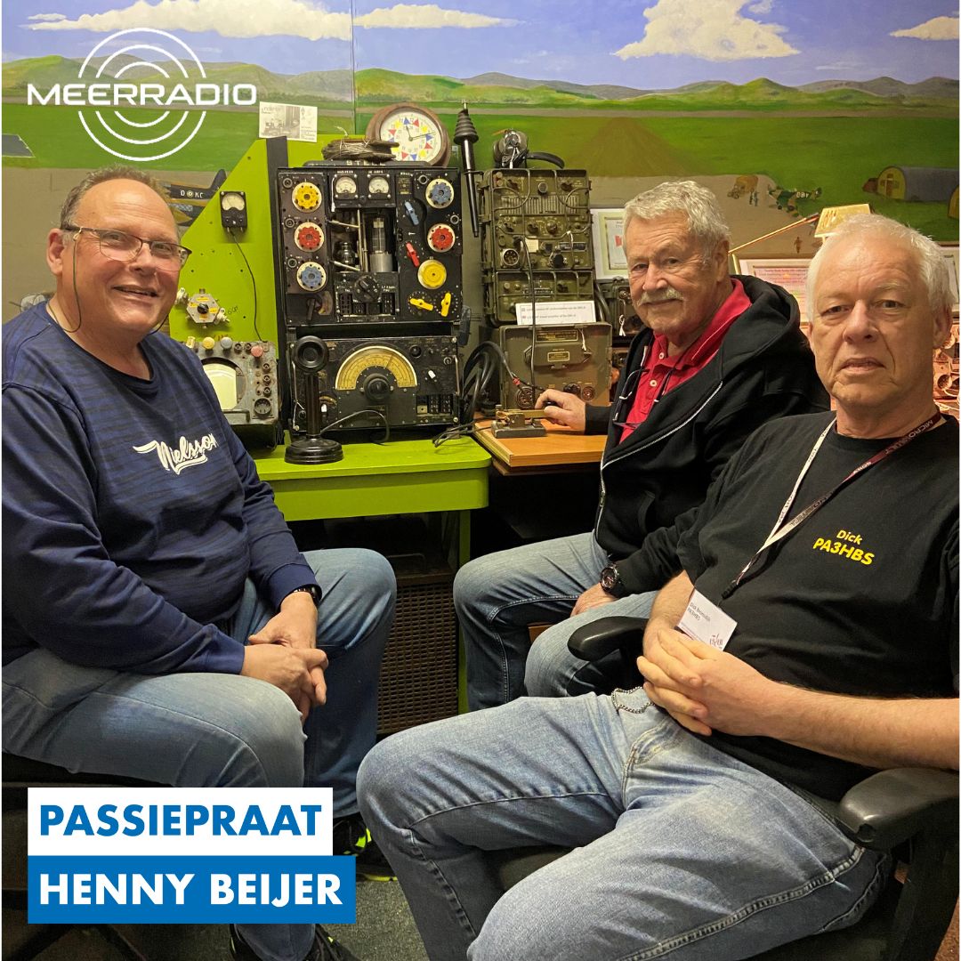 16 APRIL 2024 – In PassiePraat, van 21 tot 22 uur op MeerRadio, praat Henny Beijer met Gerrit Pas (midden), Anton Kroes (links) en Dick Bronsdijk (rechts) van de Radiowerkgroep van CRASH Luchtoorlog- en verzetsmuseum ’40-’45. meerradio.nl