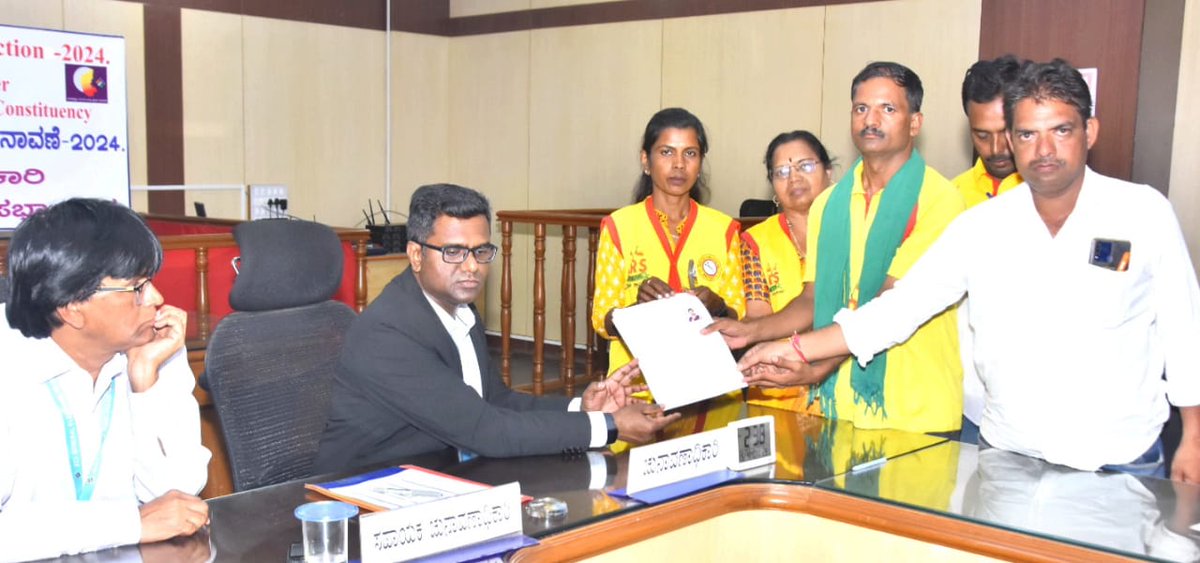 MathadRti's tweet image. ಹಾವೇರಿ ಜಿಲ್ಲೆಲೋಕಸಭಾ  ನಾಮಪತ್ರ  ಸಲ್ಲಿಸಿದ ಸಮಯ ನಮ್ಮ ಸೈನಿಕರ  ಜೊತೆಯಲ್ಲಿ