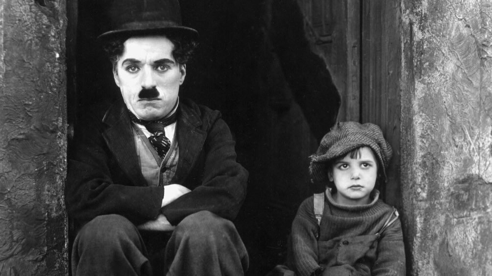 Zum 135. Geburtstag von Charlie Chaplin: Als Chaplin #DerVagabundunddasKind drehte, waren er und seine Filmfigur, der schmächtige 'Tramp' mit dem markanten Watschelgang, nahezu weltweit berühmt. kinofenster.de/.../der-vagabu… #Filmkritik #Arbeitsblatt #twitterlz