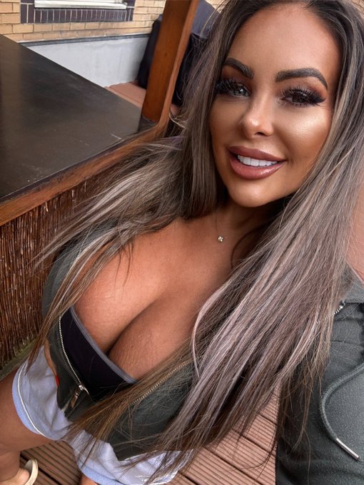 Little bit of daylight before I go into the studio https://t.co/JPhOr8fHrW