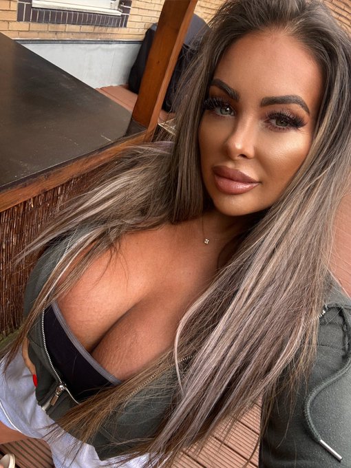 Little bit of daylight before I go into the studio https://t.co/JPhOr8fHrW