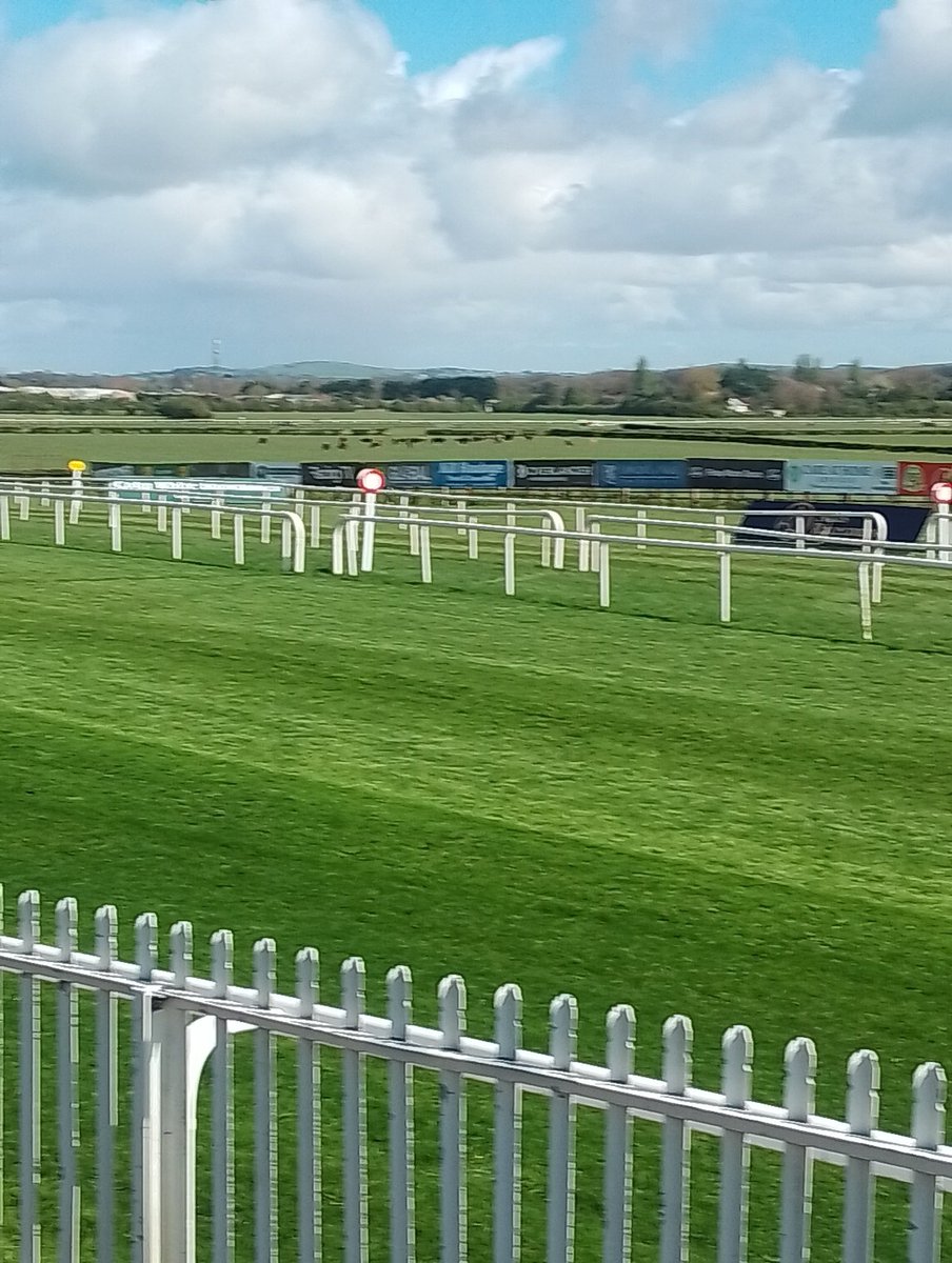 Additional fixture here @NaasRacecourse today - 
🔸Seven Races 
🔸Free Admission 
🔸Sponsored by @inpbaoc 
🔸First Race 1.30pm 
#Naas
#NaasRC 
#HorseRa