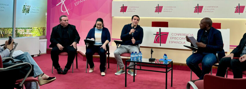 Revista_VN's tweet photo. ➡️ La Iglesia en #España reza por todas las vocaciones: “Nunca son rivales, sino complementarias”

👉 @prensaCEE, @MediosConfer, @OMP_ES y @ced_is presentan la Jornada de Oración por las Vocaciones y la Jornada de Vocaciones Nativas 

https://t.co/I4zqEZDlAN https://t.co/o2s3yE3pH9