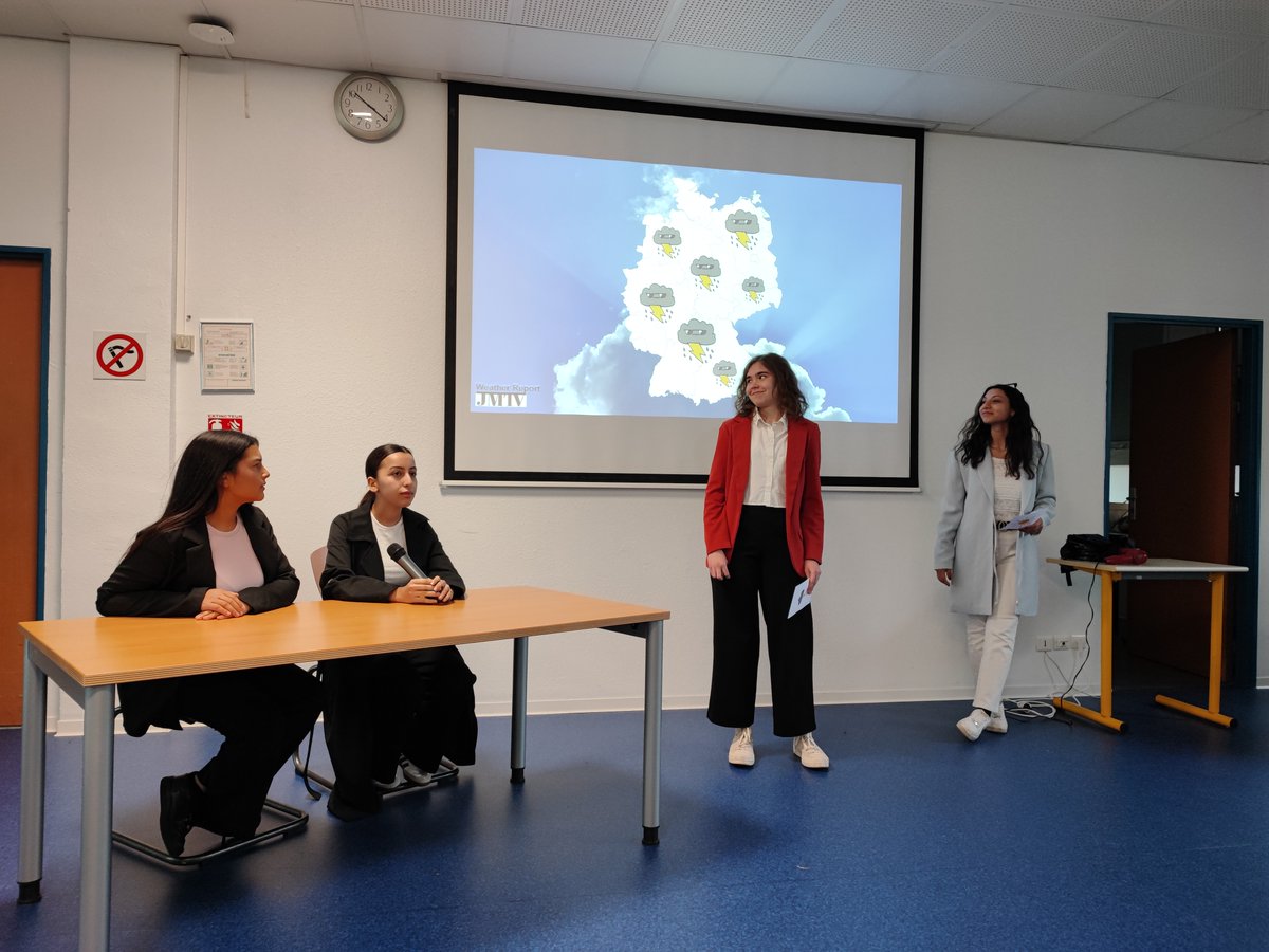 Lycee_Monnet's tweet photo. Matinées des langues vivantes au lycée Monnet ce matin. Un beau challenge verbal et théâtral dans les langues enseignées au sein de notre établissement. Des performances de haut vol pour nos élèves. Merci à eux et à leurs professeurs. Bravo à nos pôles d'excellence linguistique. https://t.co/VJCScflzs5