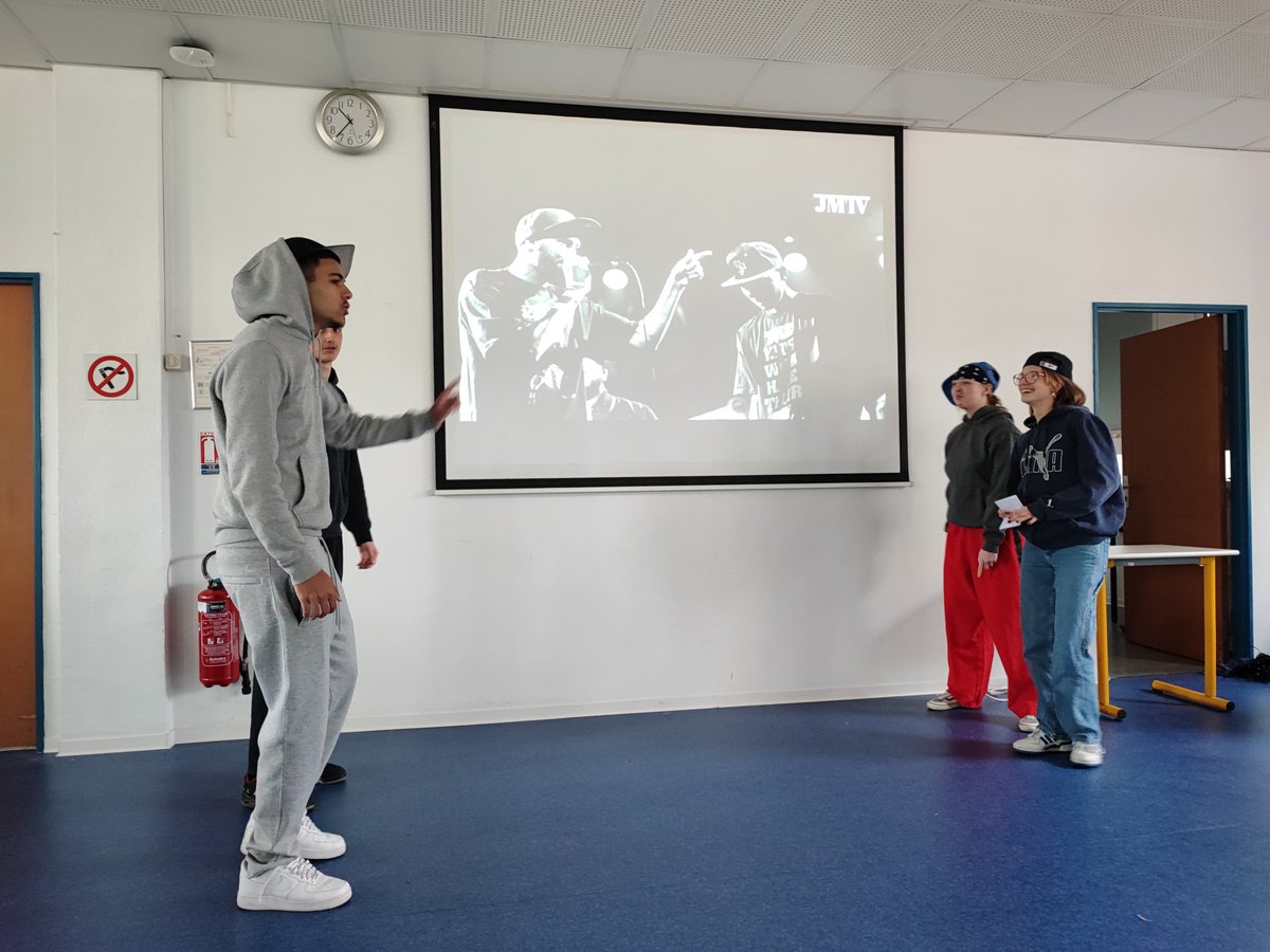 Lycee_Monnet's tweet photo. Matinées des langues vivantes au lycée Monnet ce matin. Un beau challenge verbal et théâtral dans les langues enseignées au sein de notre établissement. Des performances de haut vol pour nos élèves. Merci à eux et à leurs professeurs. Bravo à nos pôles d'excellence linguistique. https://t.co/VJCScflzs5