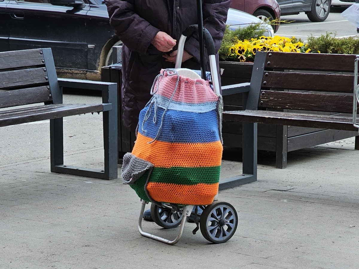 mordaans's tweet photo. Nofotografēju slepus, jo sakautrējos uzrunāt. Esmu totālā sajūsmā! Tā ir tamborēta ratiņsoma! Ar kabatu! Es neprotu pat šallīti noadīt, man šis šķiet vnk kosmoss. 🤩 Redzēts Krasta ielas Depo. https://t.co/ZEoahvSK36