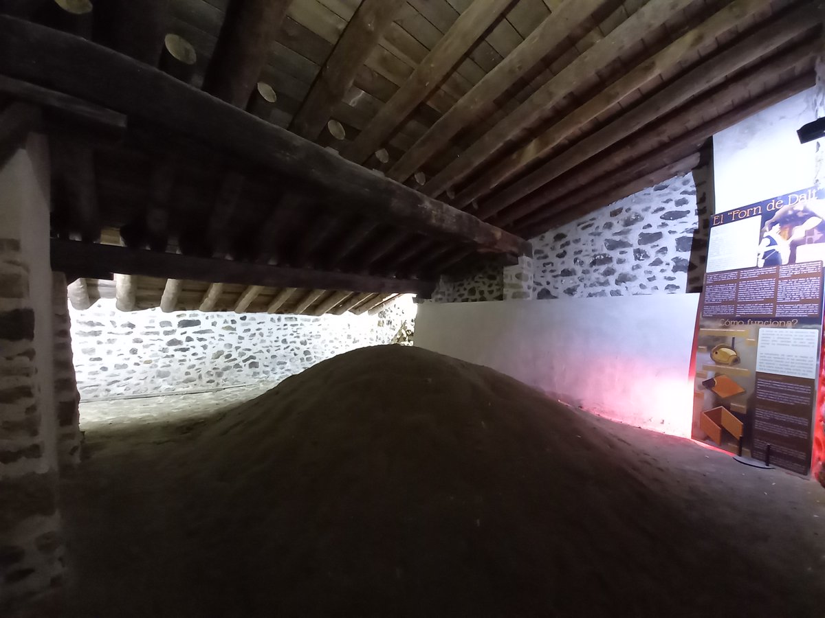 benassalencant's tweet photo. ¿Habéis visitado el "Forn de Dalt" de #Benassal? ¿Sabéis de dónde viene el dicho "hacer más calor que en el alcabor"? Lo podréis descubrir en este horno medieval, en uso hasta los años 70 del s. XX y espacio dedicado a la difusión del pan artesano.
#forndedalt #AltMaestrat https://t.co/YKp8WTCIzO