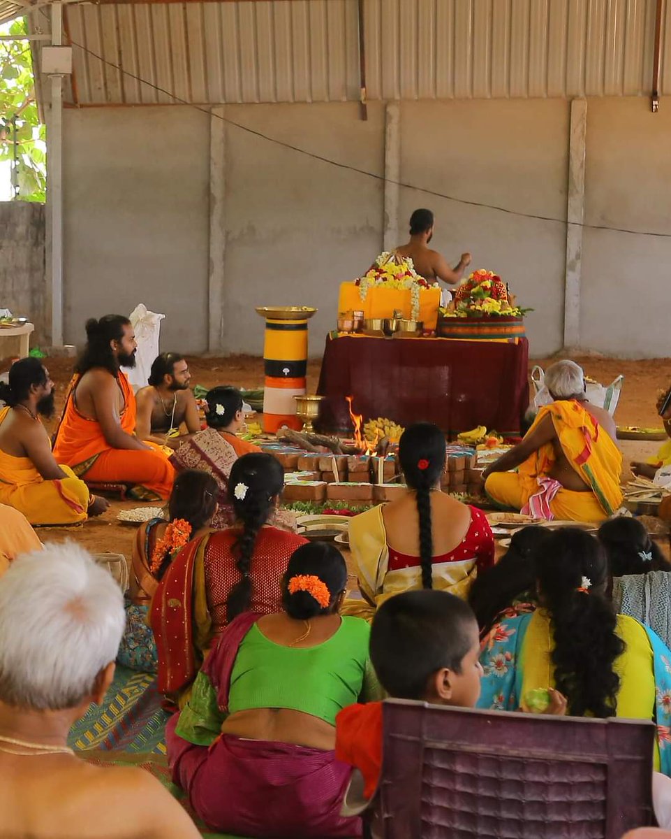 IDhanurveda's tweet photo. The Sudarshan Yagam, performed on the occasion of Vibhakar Uday Guruji's birthday, was successfully completed with the participation of members from the Isodhan community. This ritual, centered around the Abhishekam of Sudarshana, signifies purification.

#isodhan 
#dhanurveda https://t.co/tSlDxG9GD4