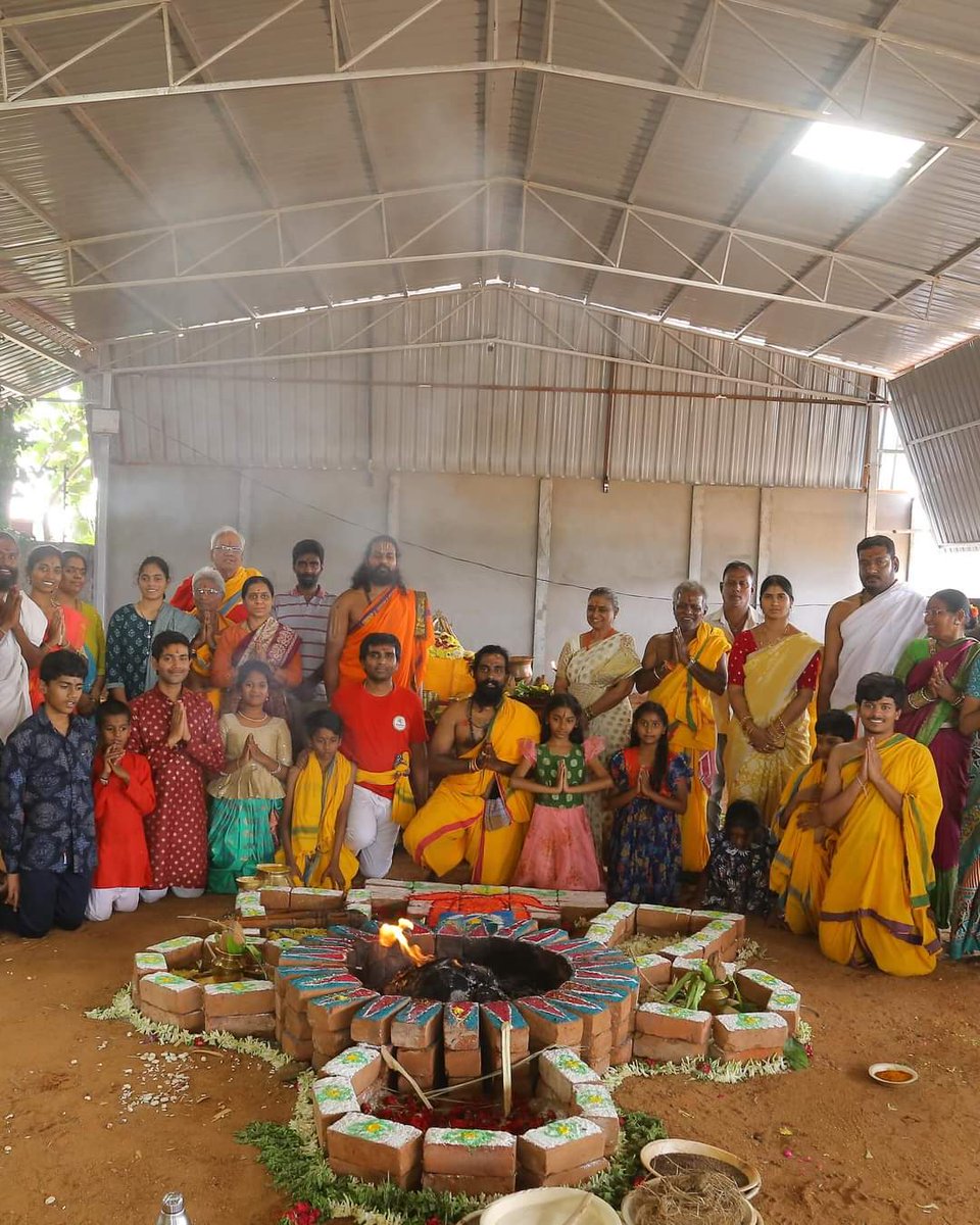 IDhanurveda's tweet photo. The Sudarshan Yagam, performed on the occasion of Vibhakar Uday Guruji's birthday, was successfully completed with the participation of members from the Isodhan community. This ritual, centered around the Abhishekam of Sudarshana, signifies purification.

#isodhan 
#dhanurveda https://t.co/tSlDxG9GD4