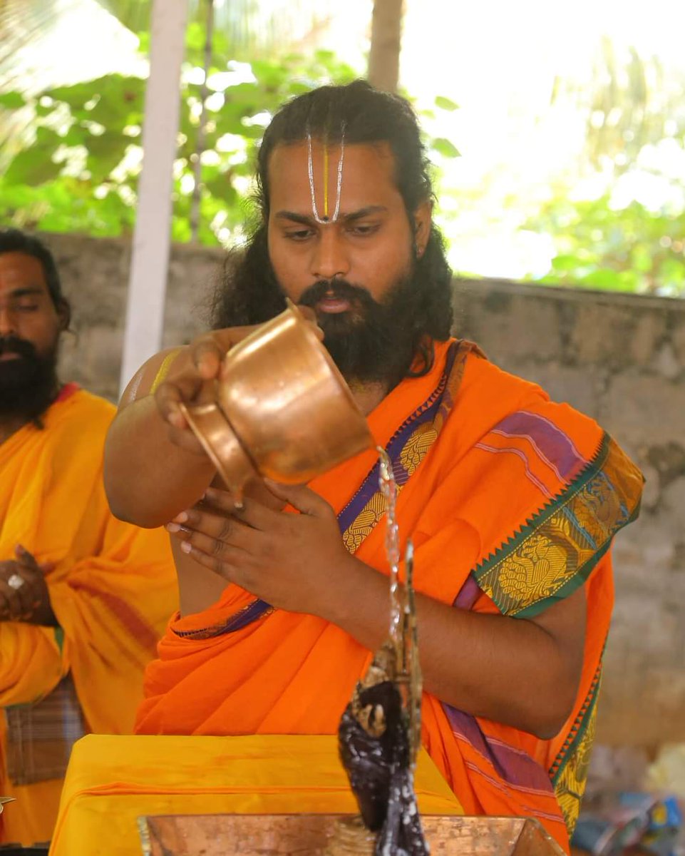 IDhanurveda's tweet photo. The Sudarshan Yagam, performed on the occasion of Vibhakar Uday Guruji's birthday, was successfully completed with the participation of members from the Isodhan community. This ritual, centered around the Abhishekam of Sudarshana, signifies purification.

#isodhan 
#dhanurveda https://t.co/tSlDxG9GD4