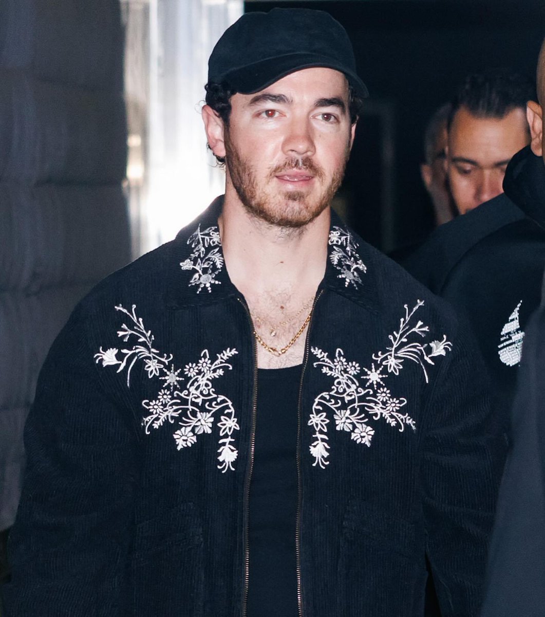 JBoficialBR's tweet photo. Jonas Brothers em São Paulo hoje mais cedo no aeroporto de Guarulhos.

📸: Manuela Scarpa/ Brazil News https://t.co/HG9E8rEBzE