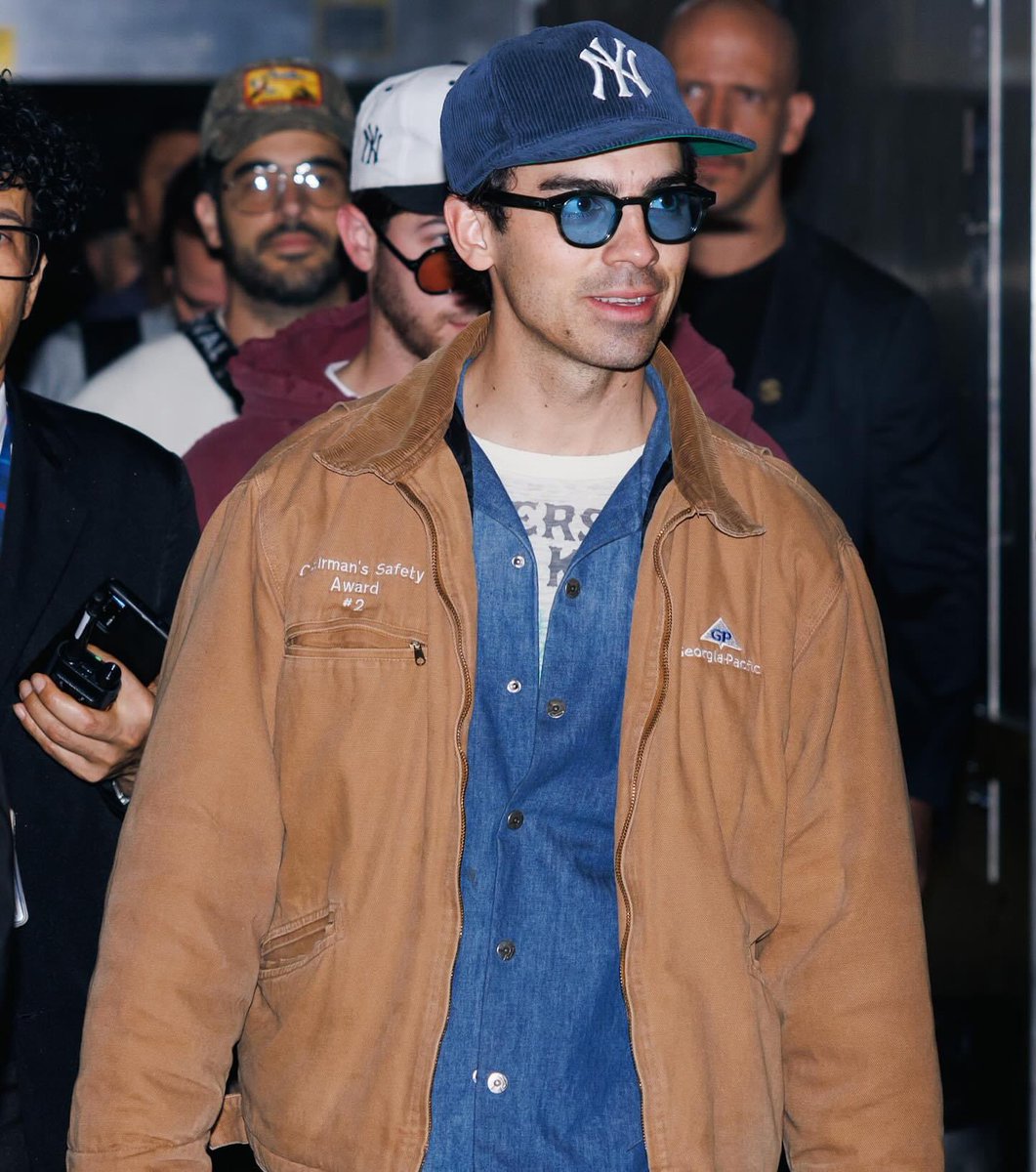 JBoficialBR's tweet photo. Jonas Brothers em São Paulo hoje mais cedo no aeroporto de Guarulhos.

📸: Manuela Scarpa/ Brazil News https://t.co/HG9E8rEBzE