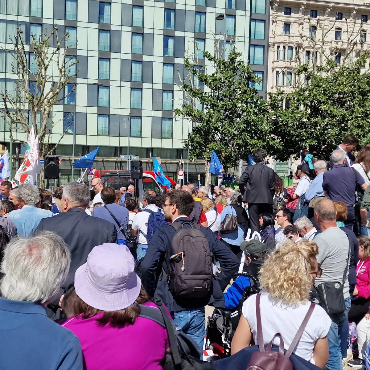 LGMD2E's tweet photo. Oggi, davanti al Palazzo della Regione Lombardia una Piazza Duca d'Aosta piena di gente per difendere i diritti delle persone con disabilità. La Provincia di Sondrio presente con un presidio con rappresentanti delle associazioni del territorio.
#LEDHA
#notagli https://t.co/r5dMab9Qag