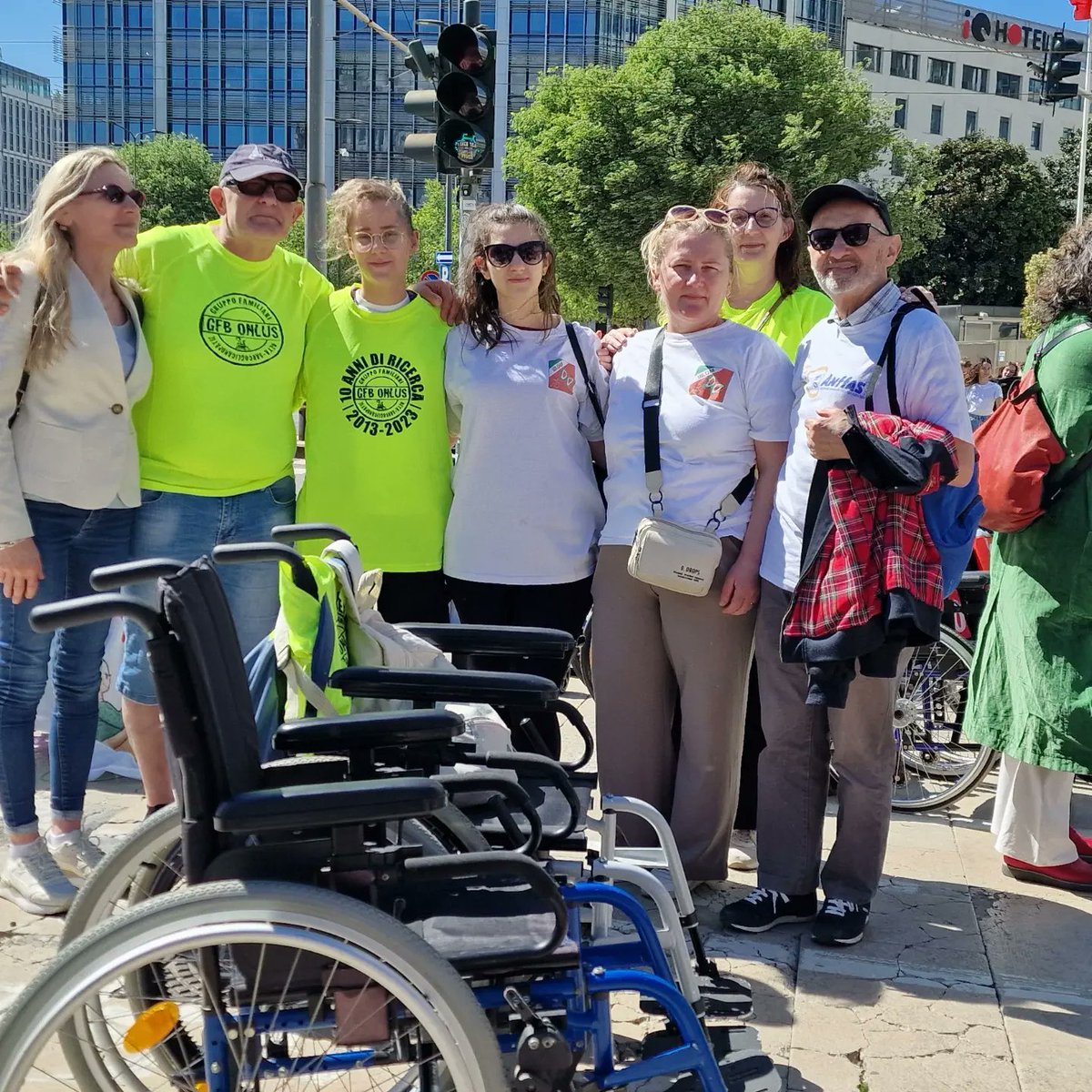 LGMD2E's tweet photo. Oggi, davanti al Palazzo della Regione Lombardia una Piazza Duca d'Aosta piena di gente per difendere i diritti delle persone con disabilità. La Provincia di Sondrio presente con un presidio con rappresentanti delle associazioni del territorio.
#LEDHA
#notagli https://t.co/r5dMab9Qag