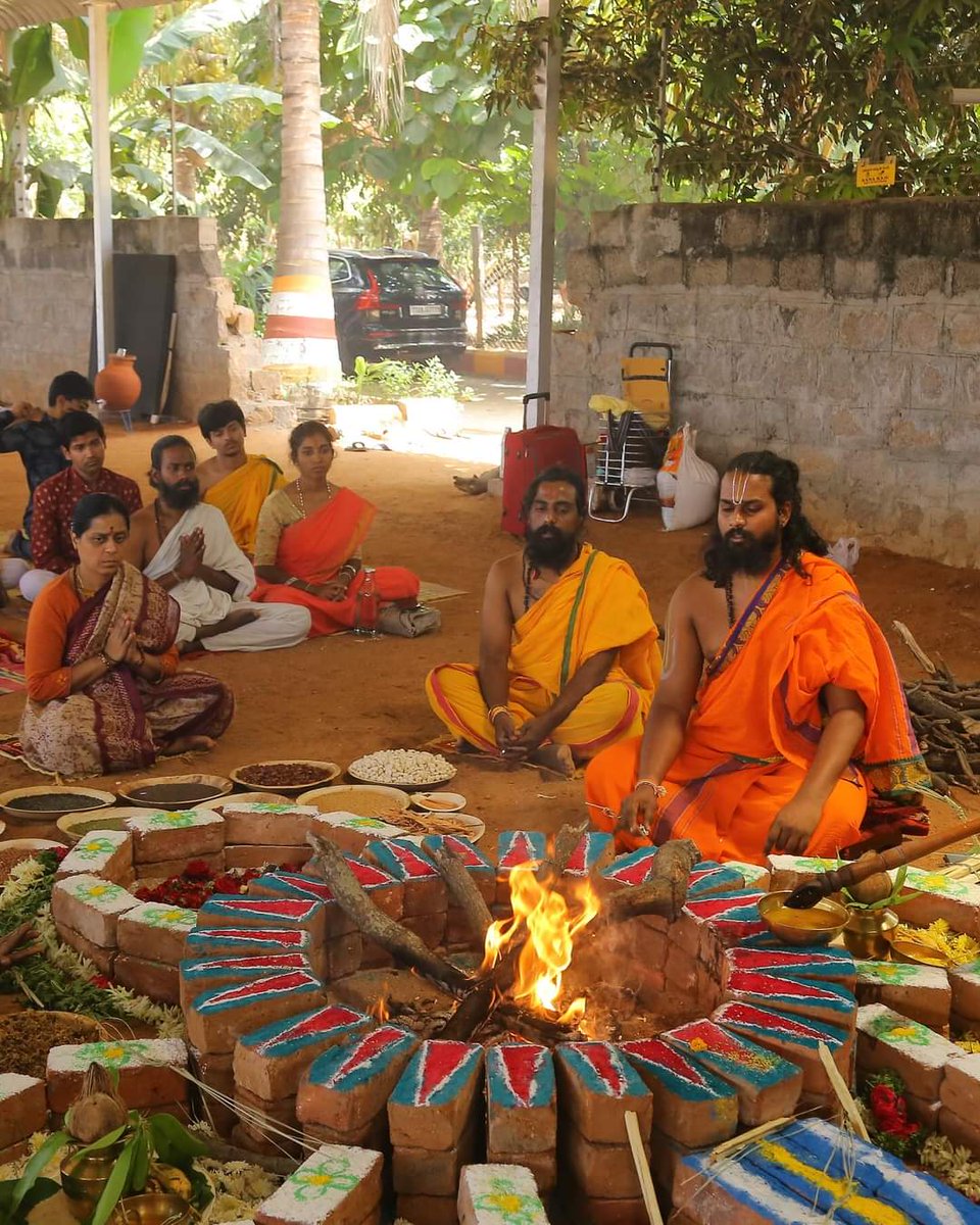 IDhanurveda's tweet photo. The Sudarshan Yagam, performed on the occasion of Vibhakar Uday Guruji's birthday, was successfully completed with the participation of members from the Isodhan community. This ritual, centered around the Abhishekam of Sudarshana, signifies purification.

#isodhan 
#dhanurveda https://t.co/tSlDxG9GD4
