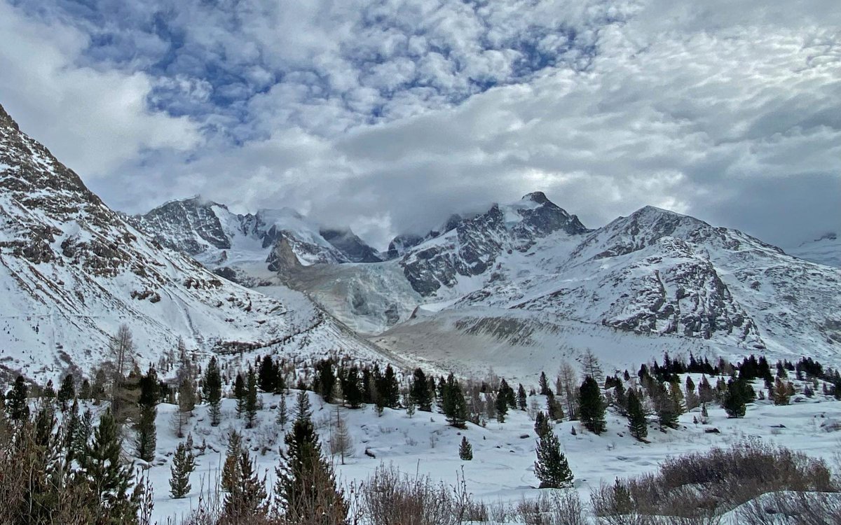 Lesser known of Tschierva catchment rock avalanches, the Piz #Umur 10th Feb 2023 event ❄️🪨 Piz Umur (3253 m asl) is the crest separating the two Tschierva glacier sub-catchments. This event followed part of the recent Scerscen RA trajectory. Source sac-cas.ch/de/huetten-und…