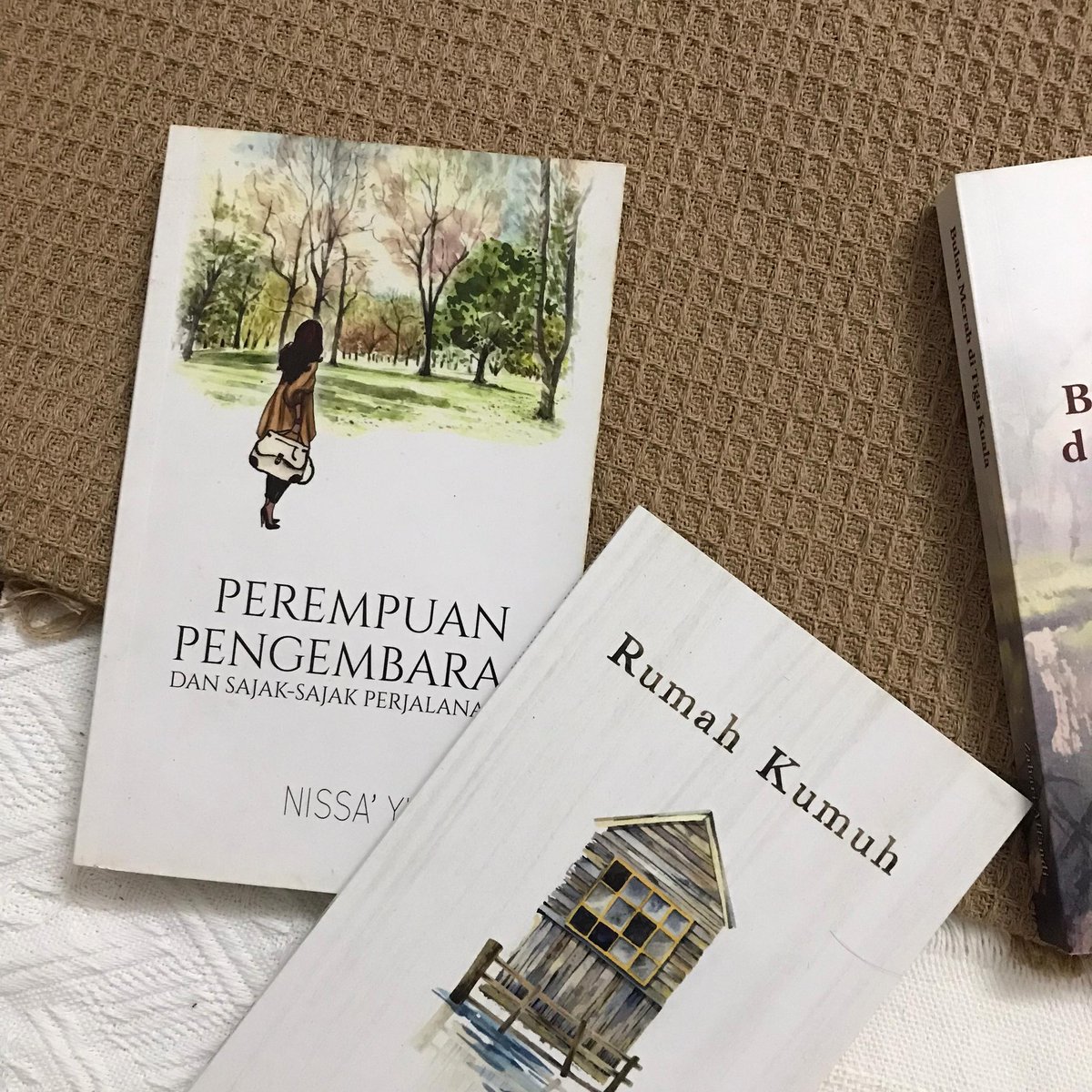 nusacentre_'s tweet photo. Balik kampung baca buku tak? 🙈

Buku-buku Nusa Centre dah baca yang mana? Jom tengok-tengok Shopee kami. https://t.co/KxtvD1nrQj