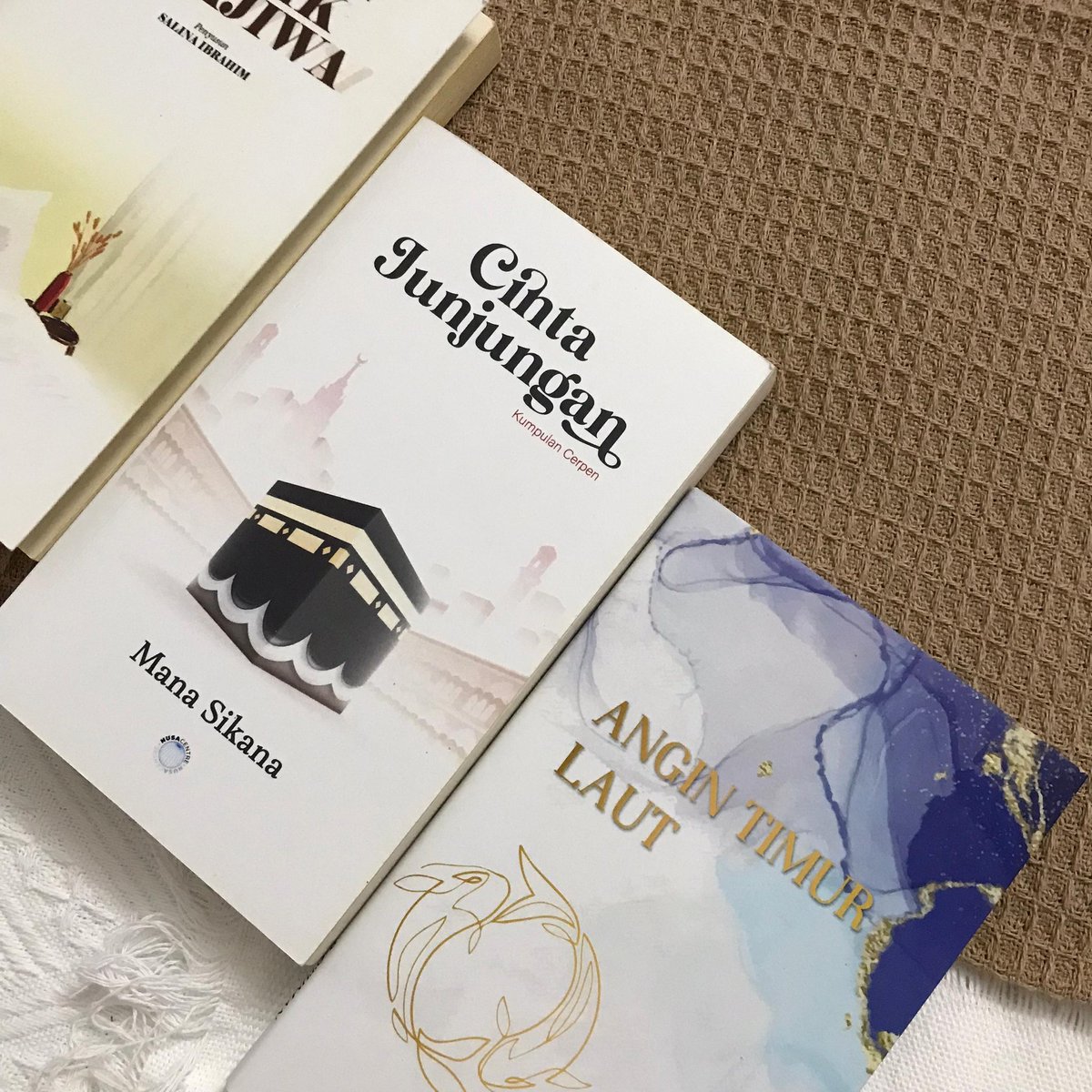 nusacentre_'s tweet photo. Balik kampung baca buku tak? 🙈

Buku-buku Nusa Centre dah baca yang mana? Jom tengok-tengok Shopee kami. https://t.co/KxtvD1nrQj