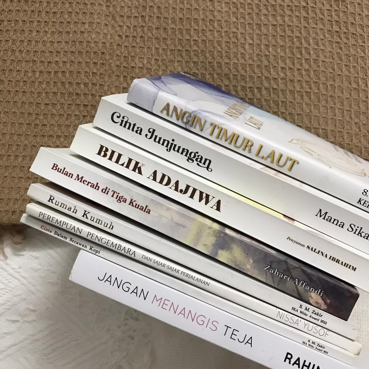 nusacentre_'s tweet photo. Balik kampung baca buku tak? 🙈

Buku-buku Nusa Centre dah baca yang mana? Jom tengok-tengok Shopee kami. https://t.co/KxtvD1nrQj