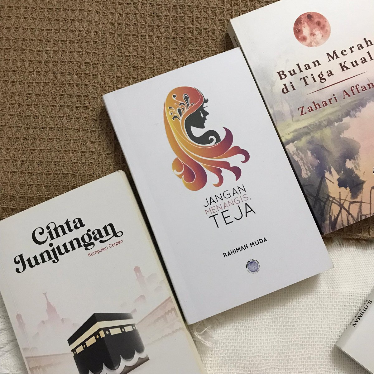 nusacentre_'s tweet photo. Balik kampung baca buku tak? 🙈

Buku-buku Nusa Centre dah baca yang mana? Jom tengok-tengok Shopee kami. https://t.co/KxtvD1nrQj