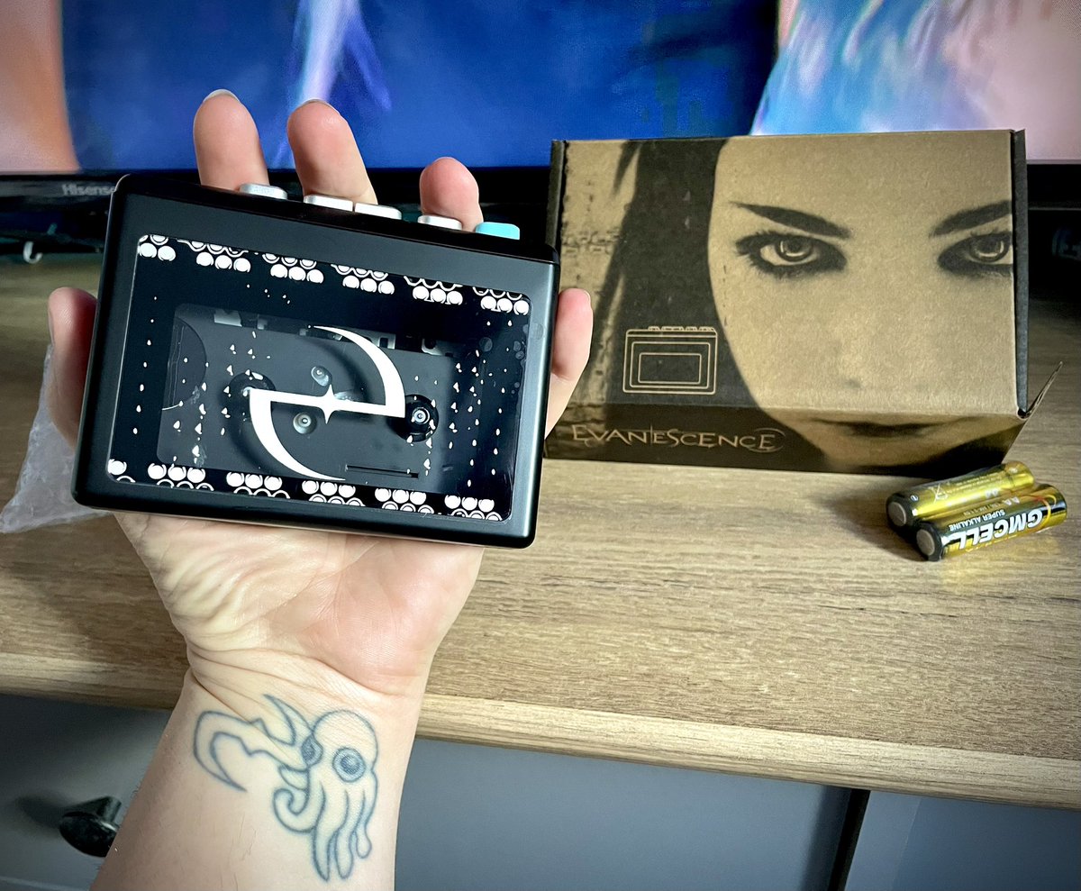 Finally !!!! It’s here in my hands whoop whoop I’m soooo happy 🤩 <a href="/evanescence/">Evanescence</a> <a href="/_AmyLeeEV/">Amy Lee</a> #evanescence #fallen20thanniversary #cassetteplayer #evanescencecollection #thecollector #evfan #evanescencemad #evanescencefallen #amylee