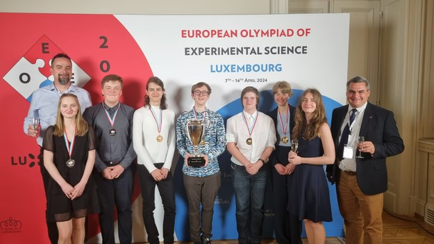 PavlaHub's tweet photo. 🥇🥈 Čeští středoškoláci a středoškolačky získali zlatou a stříbrnou medaili na Evropské olympiádě experimentálních věd #EOES, v níž soutěží ty nejlepší týmy mladých středoškoláků z Evropské unie a Ukrajiny. Zlatí Češi se stali dokonce absolutními vítězi celé soutěže! 👏
https://t.co/mer0cRPZkN