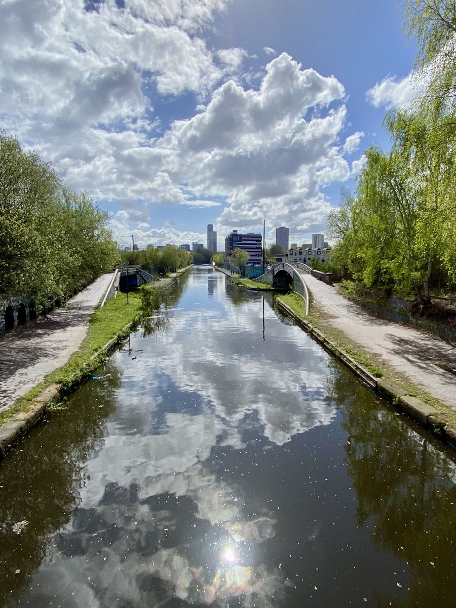 When the sun dips into the canal. ⁦@CRTWestMidlands⁩ ⁦@CanalRiverTrust⁩