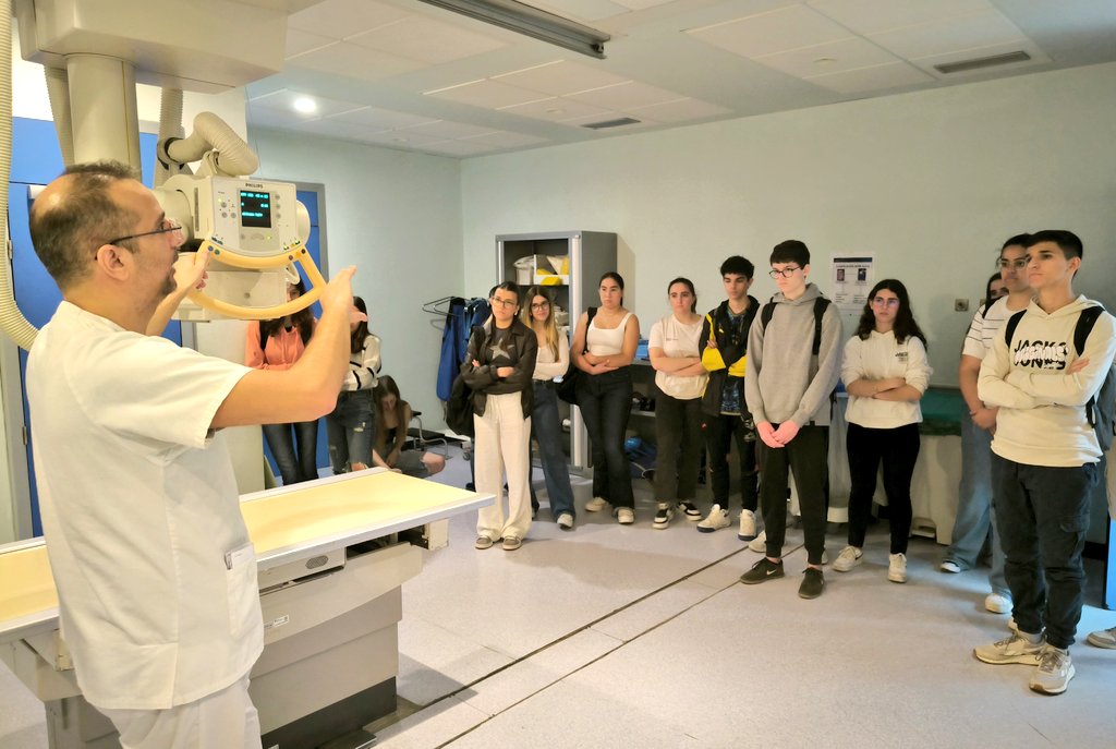 HospitaldeInca's tweet photo. 🎒🏫 Visita dels estudiants de 1 Batxillerat del IES Sineu

🏥 Han conegut els serveis de

✅ Radiologia
✅ Anatomia patològica
✅ Farmàcia
✅ Rehabilitació https://t.co/XPnfpJANbM