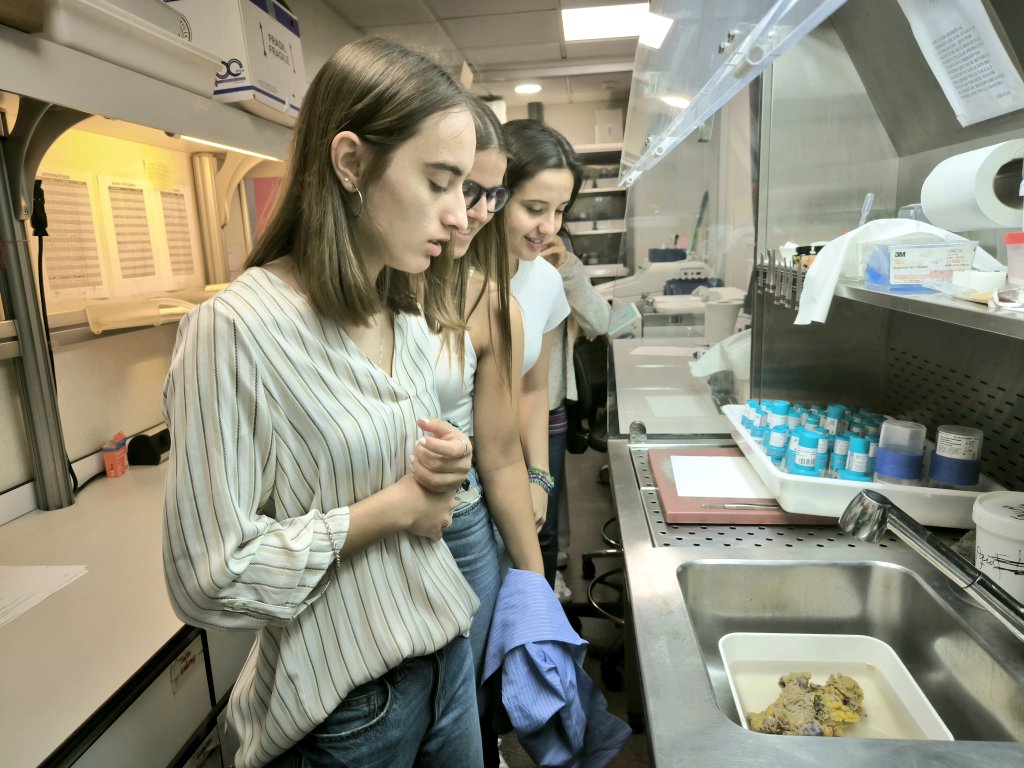 HospitaldeInca's tweet photo. 🎒🏫 Visita dels estudiants de 1 Batxillerat del IES Sineu

🏥 Han conegut els serveis de

✅ Radiologia
✅ Anatomia patològica
✅ Farmàcia
✅ Rehabilitació https://t.co/XPnfpJANbM