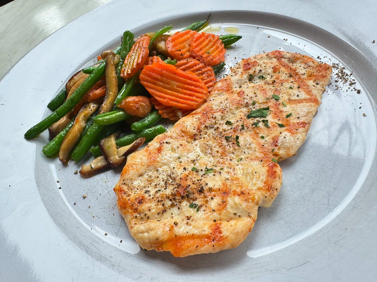 A most perfect lunch: Our @mannysbistrony grilled organic chicken Paillard with vegetables. Delicious AND healthy! Bon appetit. 🍽️
#mannysbistro #mannysbistrony #chicken #chickenpaillard #healthyeats #healthyeating #healthylifestyle #healthyliving #upperwestside #upperwestsidenyc