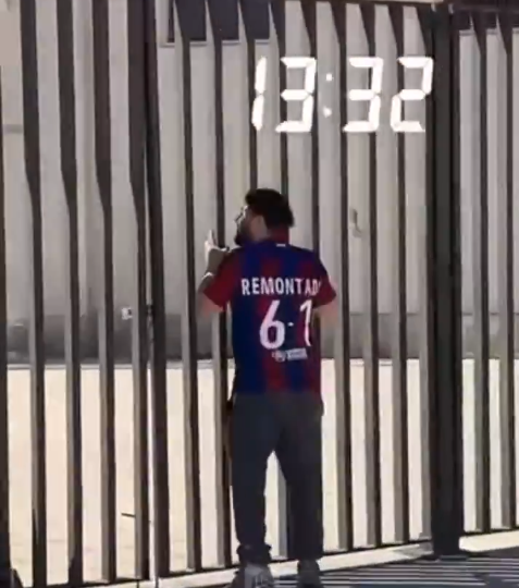 QPVArsene's tweet photo. Mohamed Henni est déjà devant posé devant le stade du Barça à 13h32 avec un maillot floqué "Remontada 6-1" 😂 https://t.co/PoT7M7uu5B