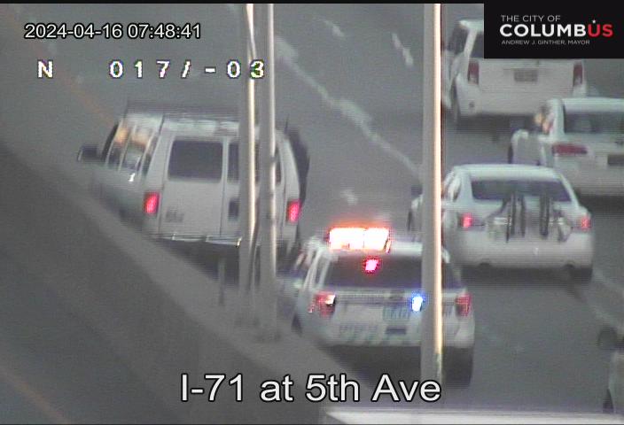 🚙Stalled van blocking the left lane of I-71 N/B past 5th Ave. (N Side)