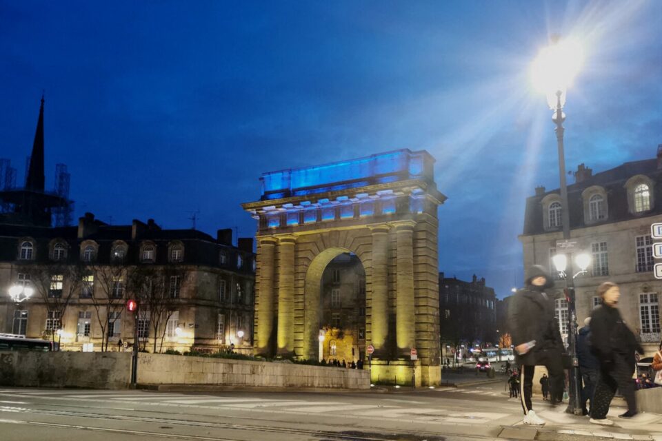 Bordeaux : après lui avoir volé son portable, ils l'ont aspergé d'ammoniaque et gravement brûlé au visage. Il risque de perdre partiellement la vue. fdesouche.com/2024/04/16/bor…