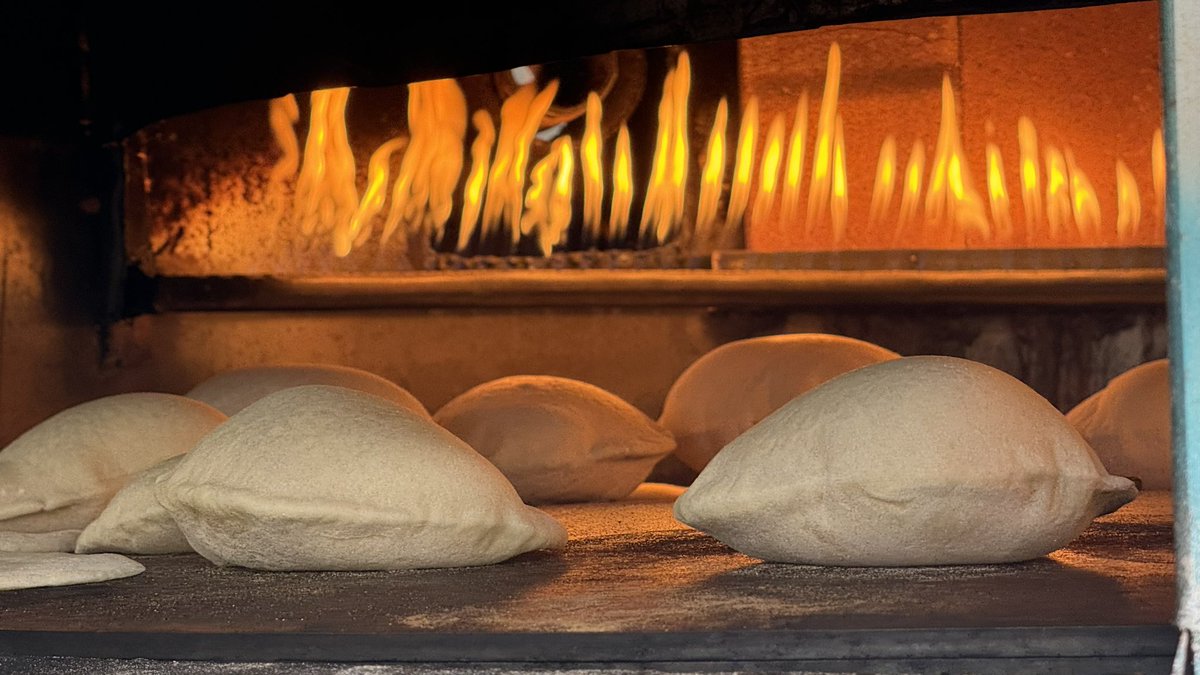 TalalinRoman's tweet image. Подошёл поздороваться — угостили эшами из печи) 

Один эш стоит один фунт — 2₽.