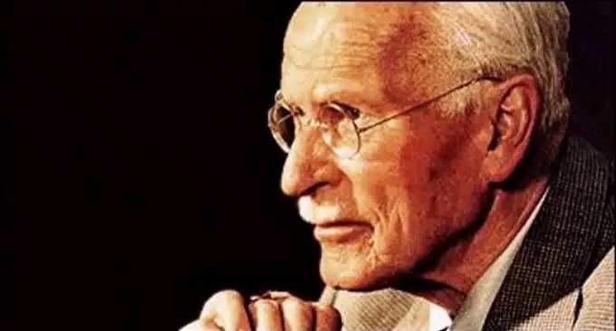 'Görüşünüz ancak yüreğinize baktığınızda berraklaşır... Dışa bakan düş görür. İçe bakan uyanır.'

#CGJung