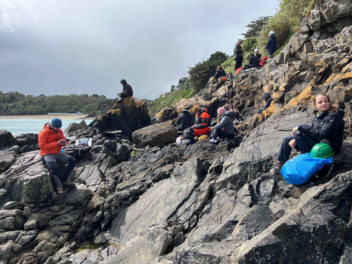 Portsmouth geology 2nd year students examining a spectacular migmatised contact between a quartz diorite and neoproterozoic Brioverian metasediments. I can also smell cordierite and andalusite in the air. Plage du Moulin, northern Brittany @UOP_SEGG @CrustalEvo_UoP