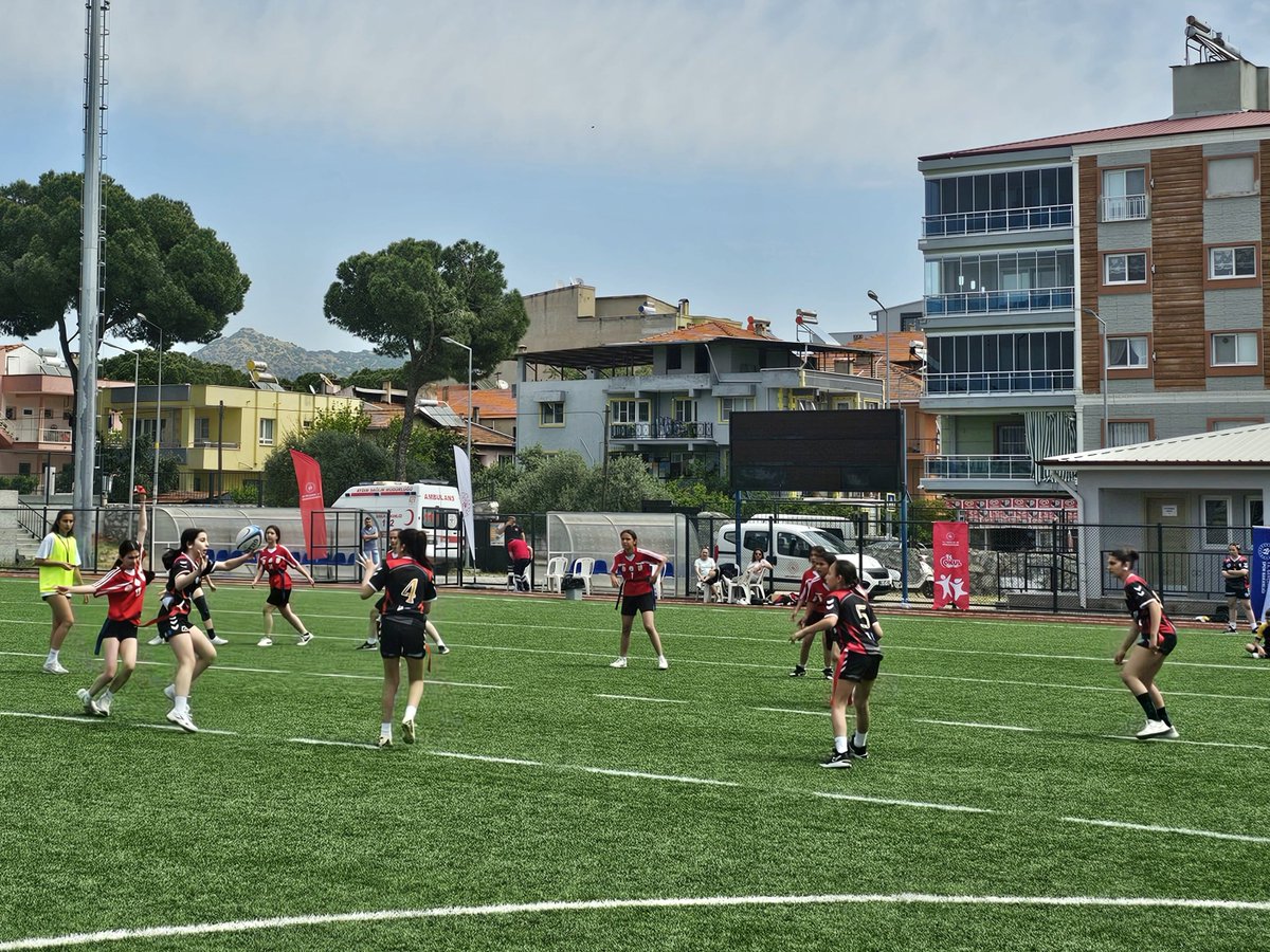 📍Germencik Okul Sporları Yıldızlar Ragbi Grup Müsabakaları heyecan dolu bir başlangıç yaptı. 🏉🌟 İl Müdürümüz, tribünden bu mücadeleye tanıklık ederek genç sporculara destek oldu.🔥